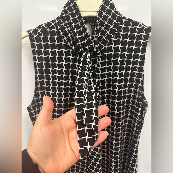 White House Black Market WHBM Women's Black & White Sleeveless Blouse Size XS - Picture 3 of 9